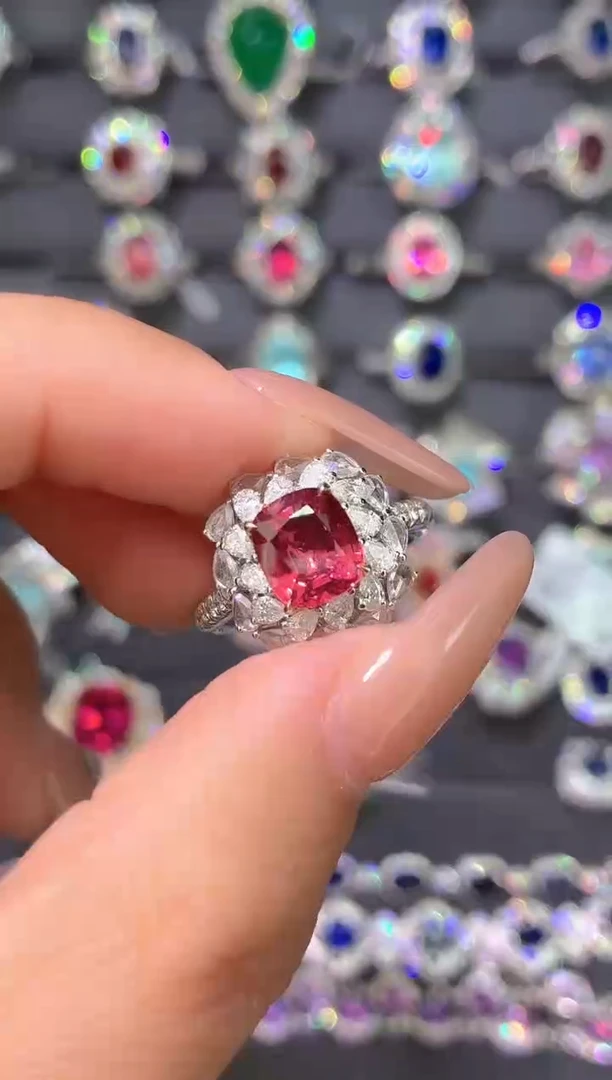 18K金镶嵌戒指尖晶石-1.88克拉