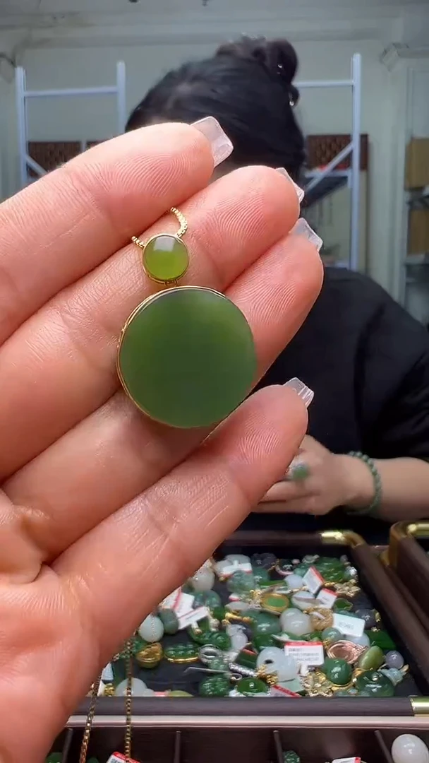 颈饰18K金镶嵌和田玉（多样性发货.发其一)1.04.63