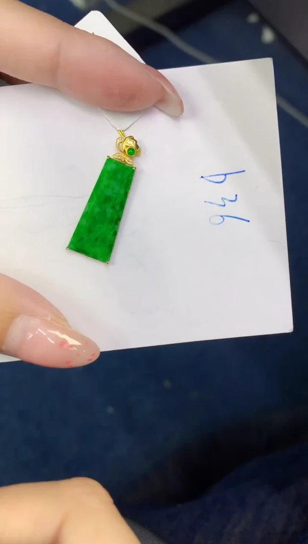 翡翠18K金镶嵌颈饰缅甸天然翡翠A货