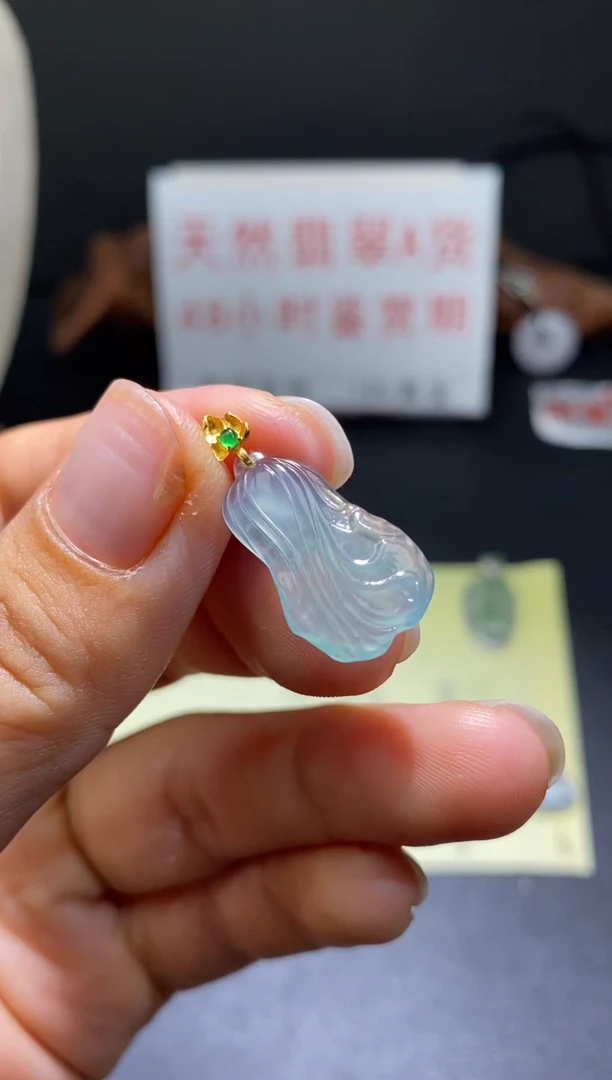 翡翠18K金镶嵌颈饰翡翠吊坠