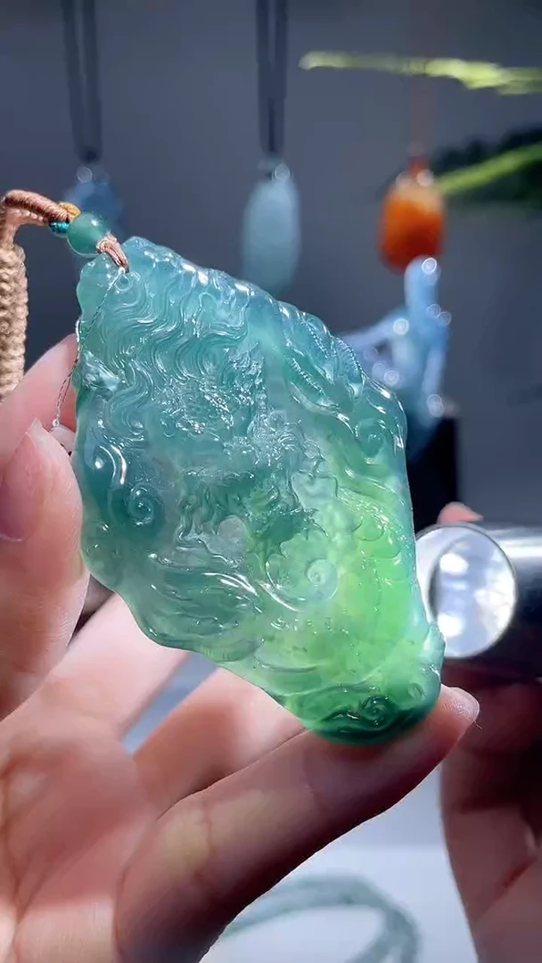 颈饰未镶嵌翡翠龙牌