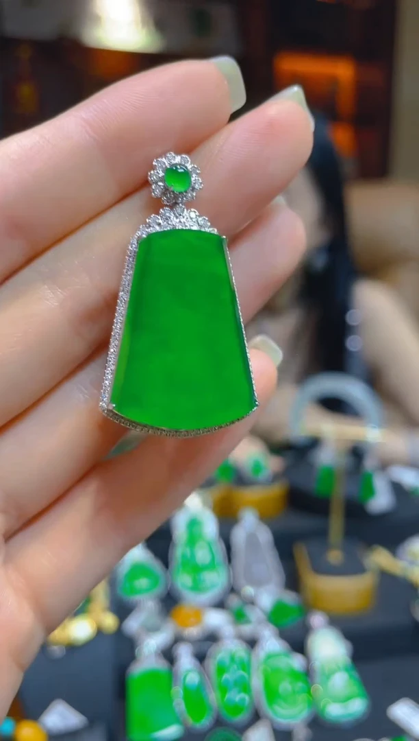 翡翠18K金镶嵌颈饰天然A货翡翠无事牌/133959