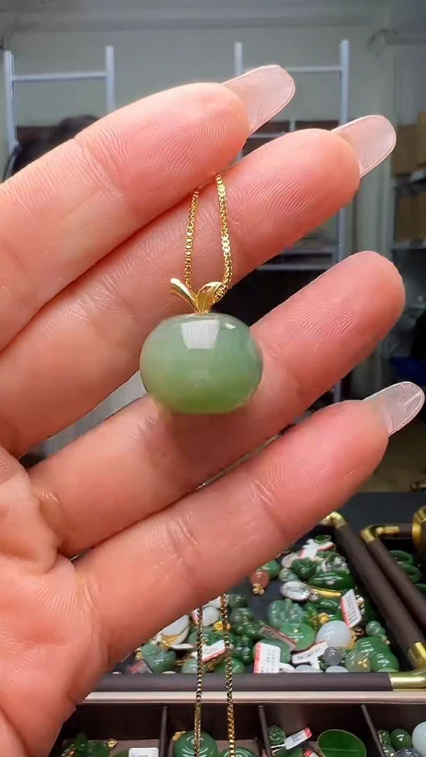 颈饰18K金镶嵌和田玉（多样性发货.发其一)1.03.55