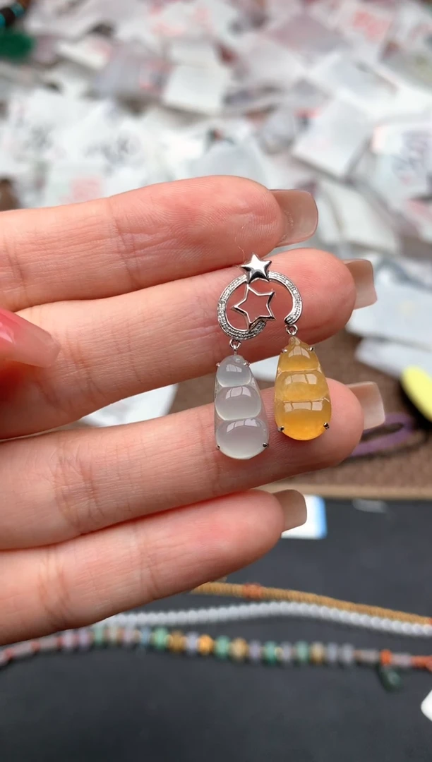 18K金镶嵌挂件翡翠一