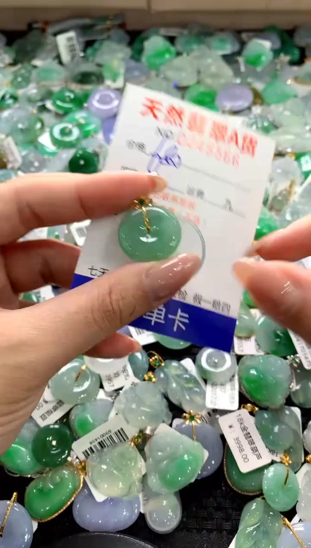 颈饰18K金镶嵌翡翠1111111111111111