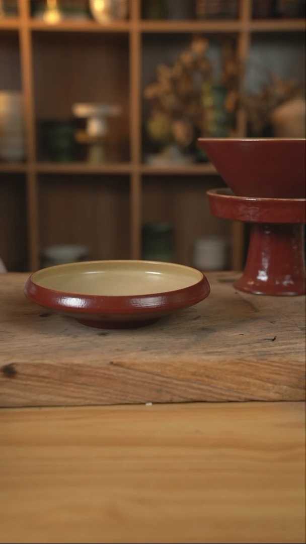 复古红色的7英寸收口盘【