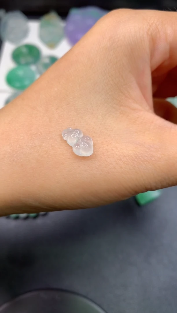 翡翠未镶嵌颈饰无鉴赏期无证书