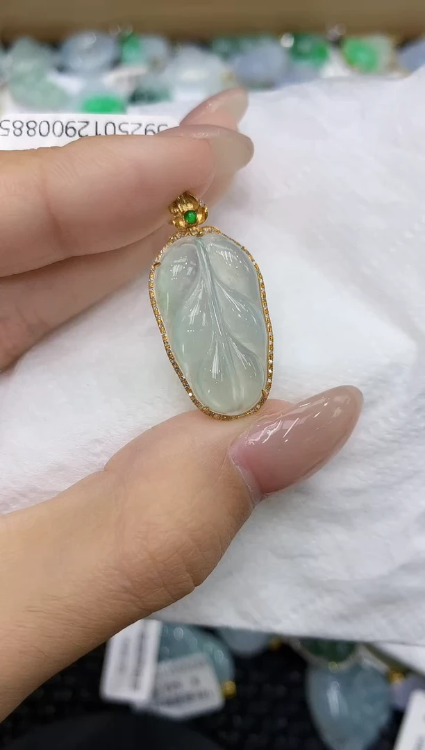 翡翠18K金镶嵌颈饰111111111111