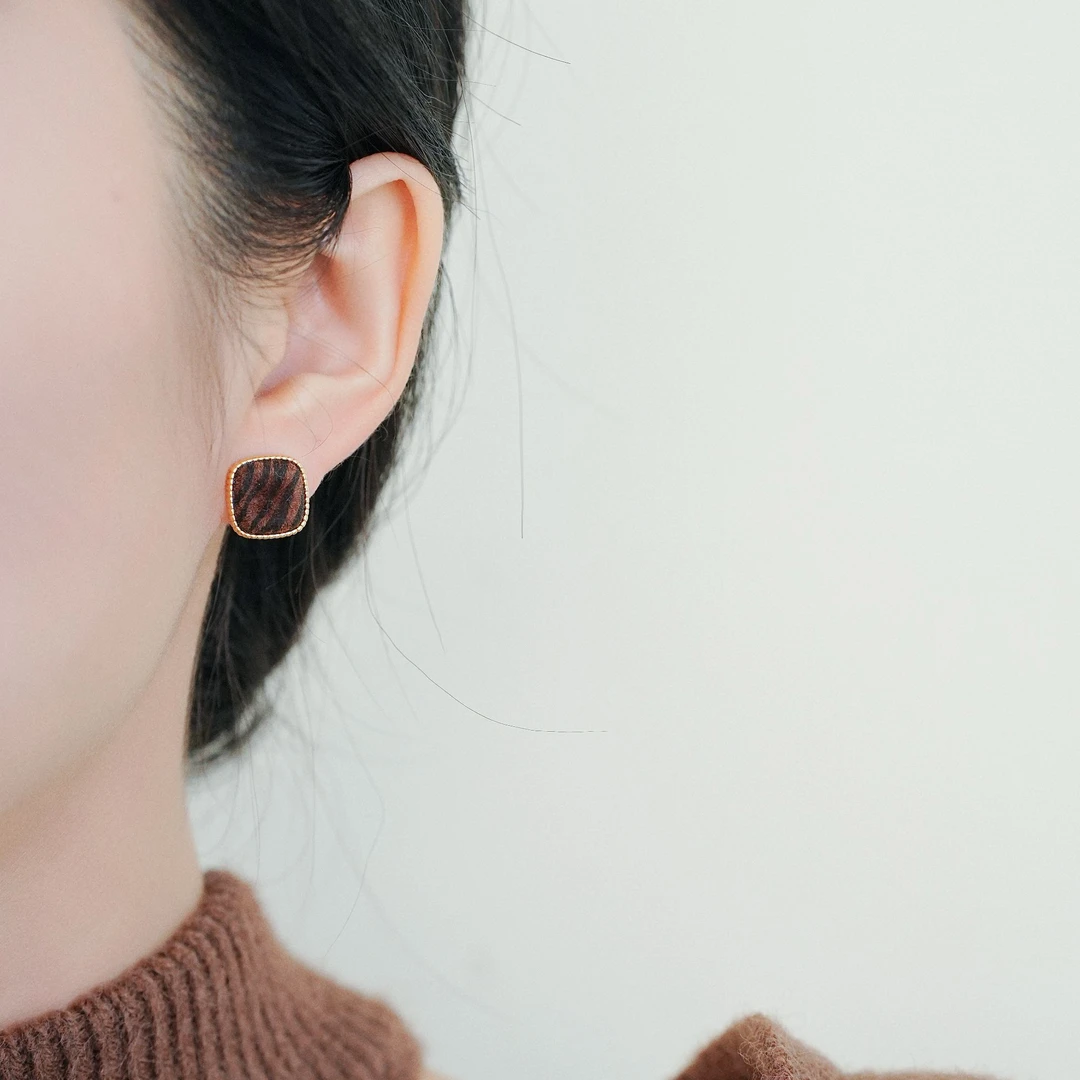 铜合金耳饰 咖色复古斑马纹耳钉女小众设计高级感新款爆款耳钉