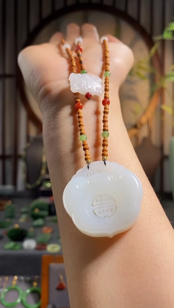 颈饰未镶嵌和田玉，祥云如意平安锁