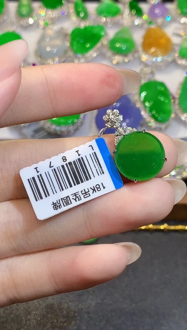 吊坠(不含链)18K金镶嵌翡翠多样性发其一