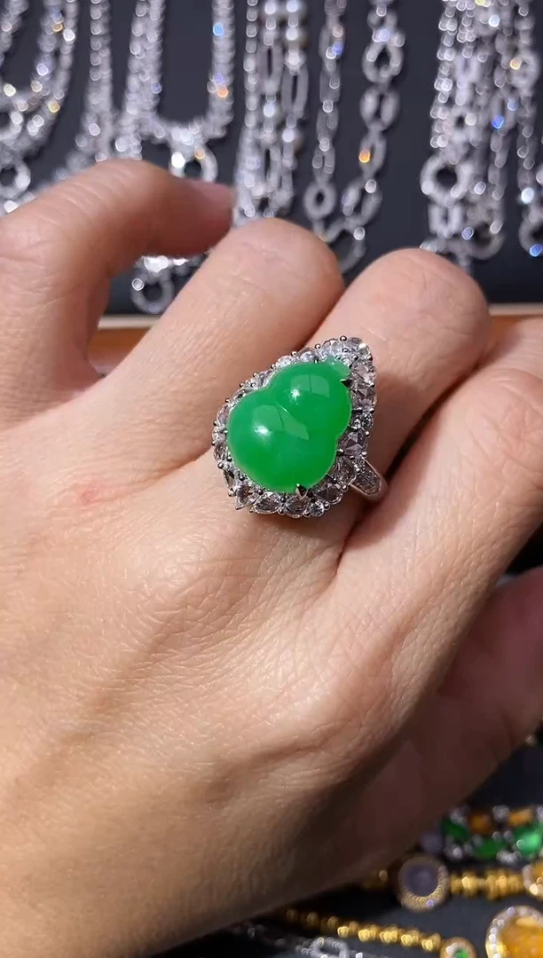 18K金镶嵌戒指翡翠戒指