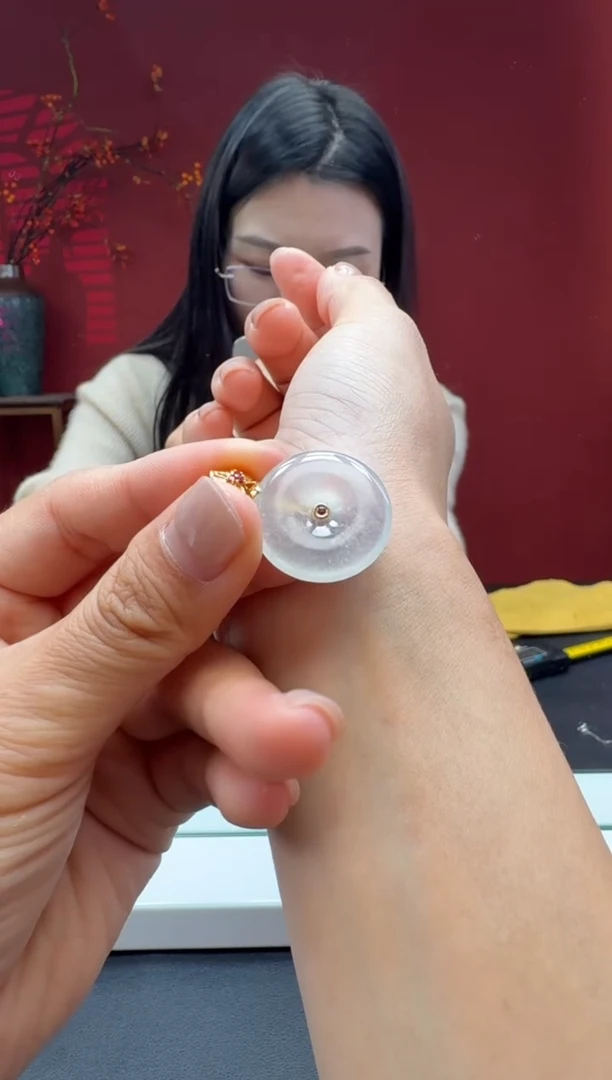 颈饰18K金镶嵌翡翠平安扣