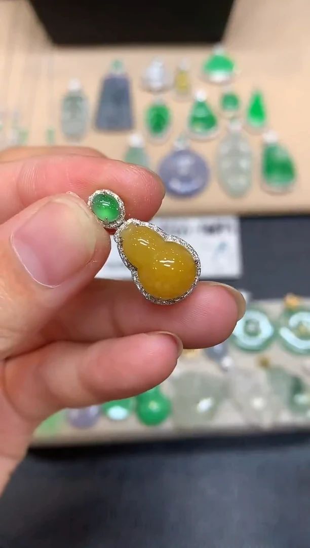 颈饰18K金镶嵌翡翠葫芦【无服务费