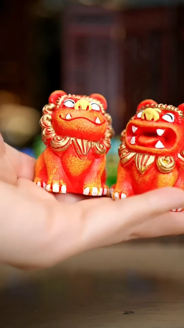 刺绣黔东南苗族刺绣红色大狮子一对