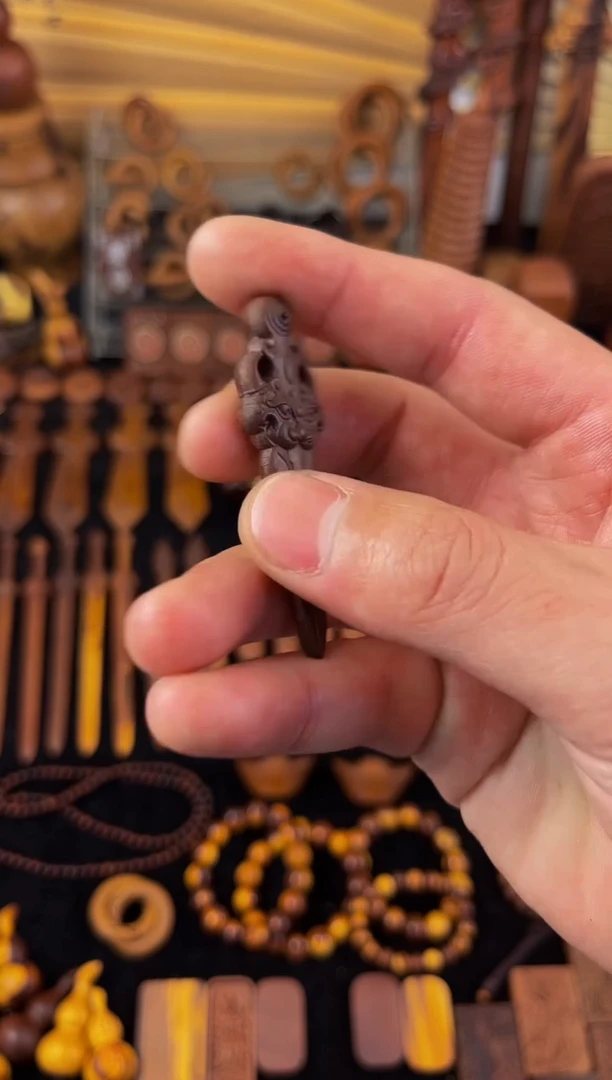 【闪购商品】枣木枣木小狮咬剑吊坠包邮到家