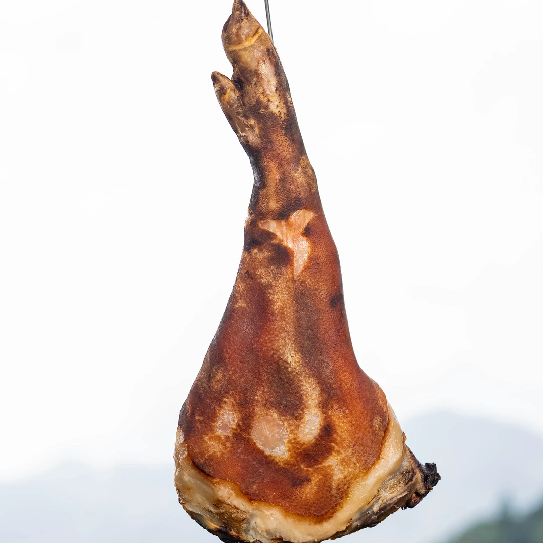 湖北长阳高山正宗柴火烟熏腊猪脚烧好洗好切好农家肉