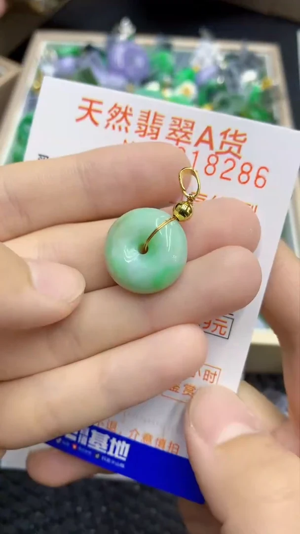 翡翠未镶嵌颈饰             1