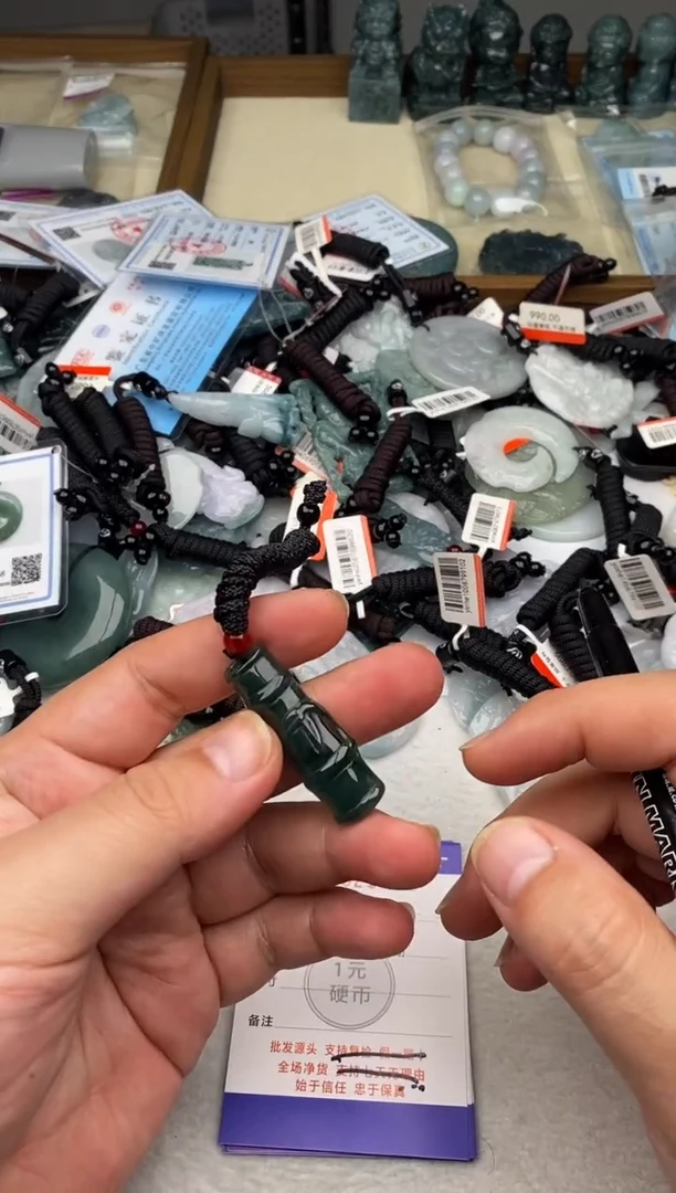 翡翠未镶嵌颈饰多样性发其一