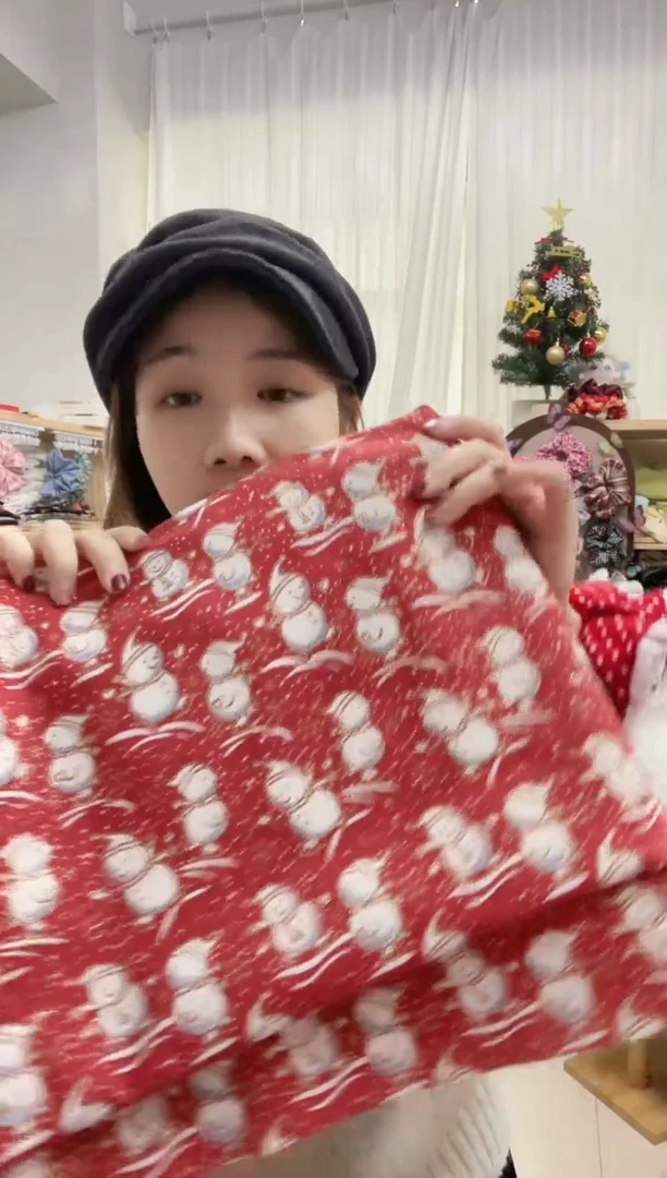 麻1米红底烫金雪人麻棉 厚度稍厚，微硬挺