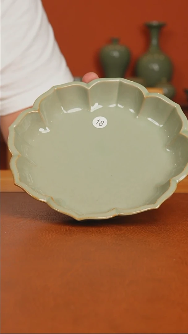 越窑秘色瓷莲瓣盘二级品
