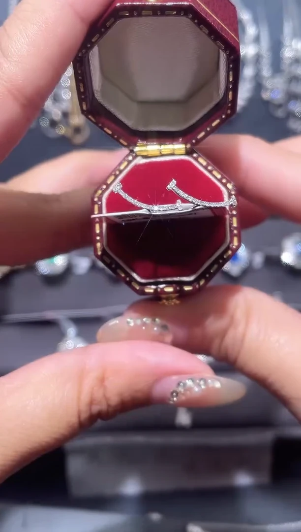 【闪购商品】钻石耳饰18K金镶嵌钻石耳饰