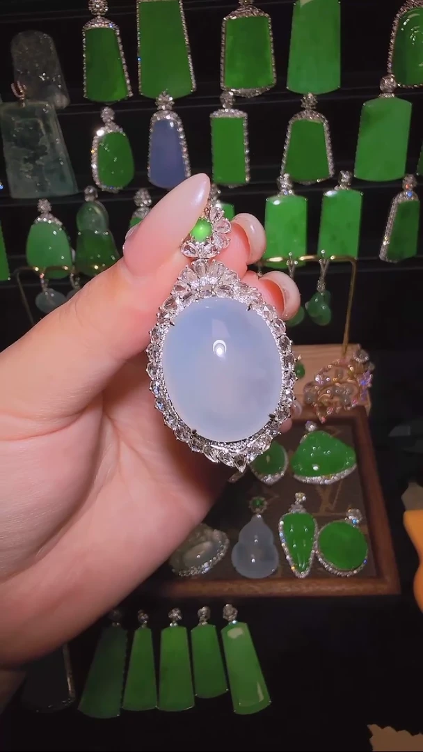 翡翠18K金镶嵌颈饰吊坠