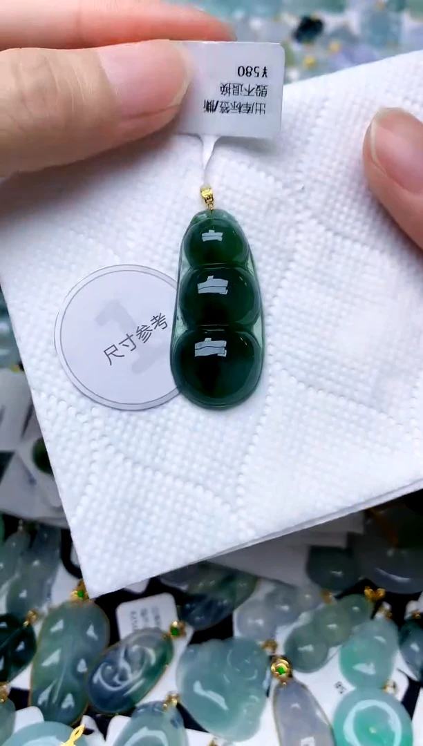 颈饰18K金镶嵌翡翠天然A货翡翠
