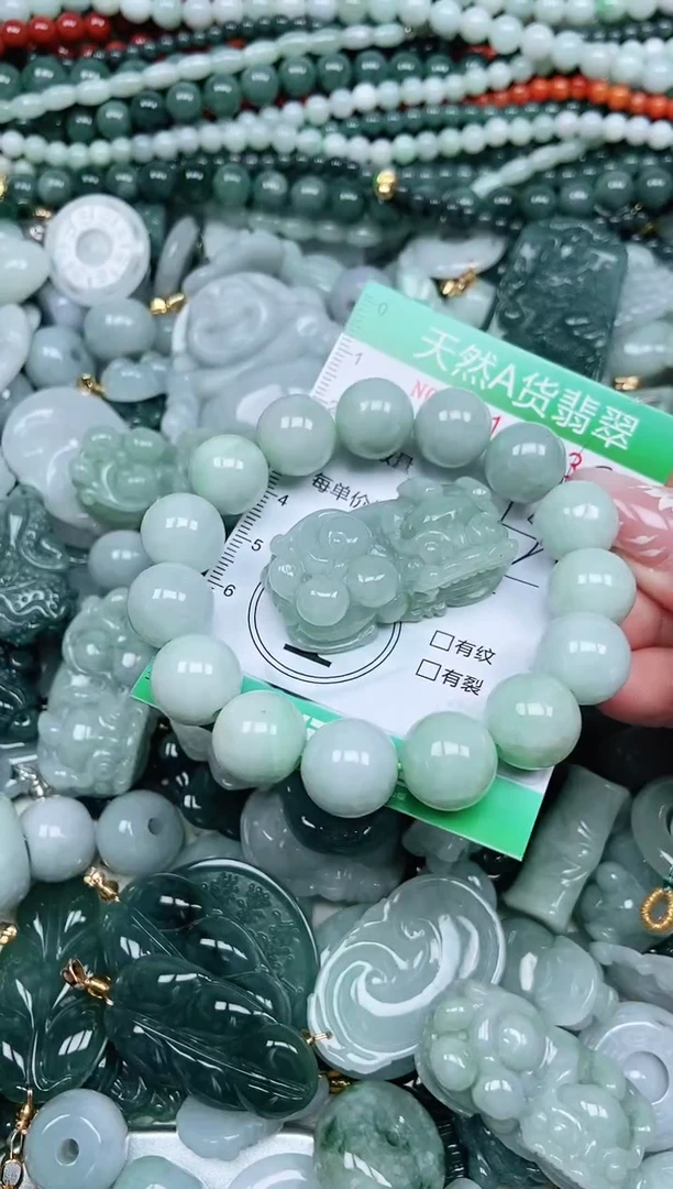 颈饰未镶嵌翡翠可****?翡翠
