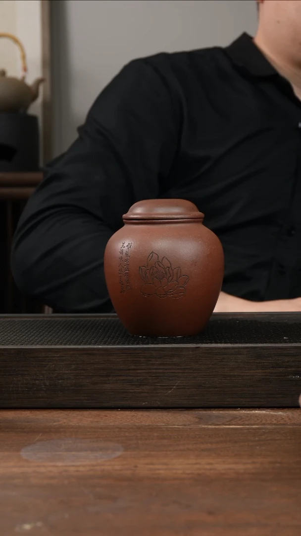 茶杯紫砂紫泥莲花刻绘圆茶叶罐 ！