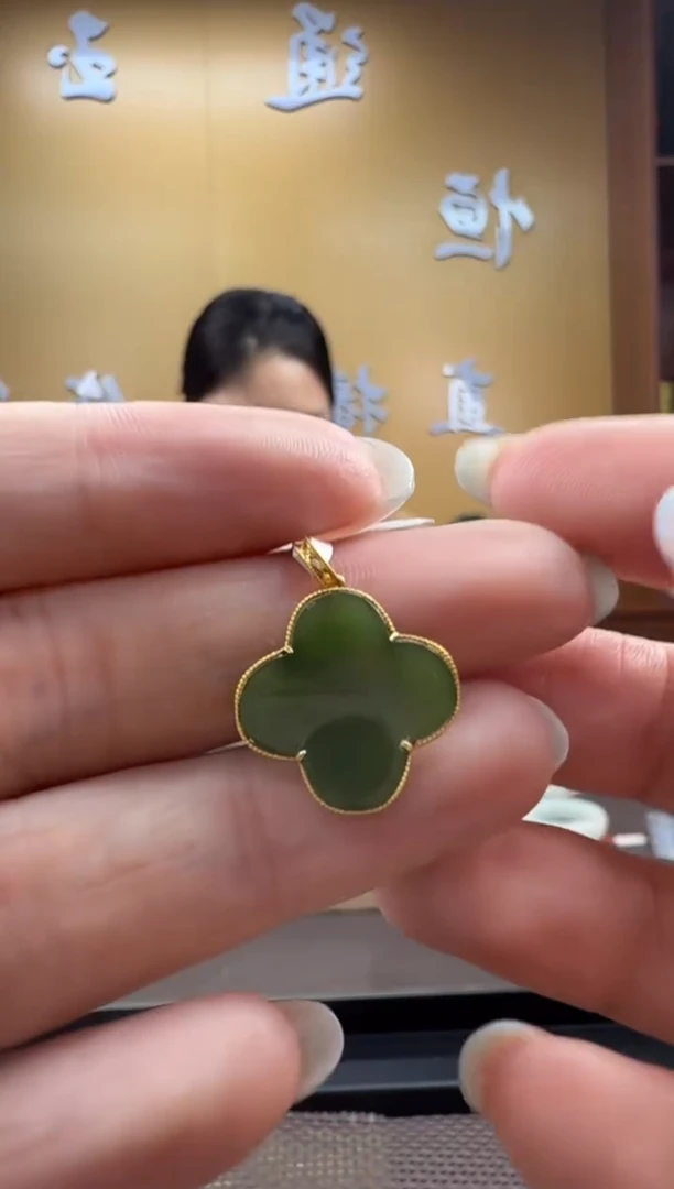 颈饰18K金镶嵌和田玉挂件