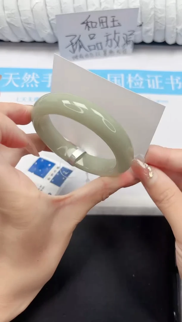 未镶嵌手镯石英质玉45-62.6DK