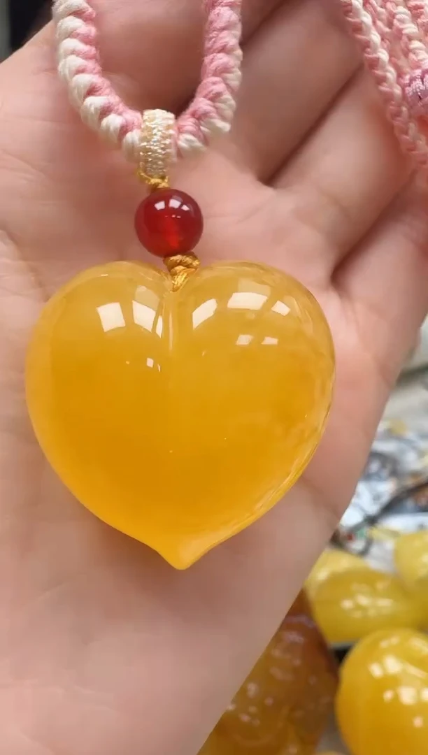 未镶嵌琥珀裸石如图