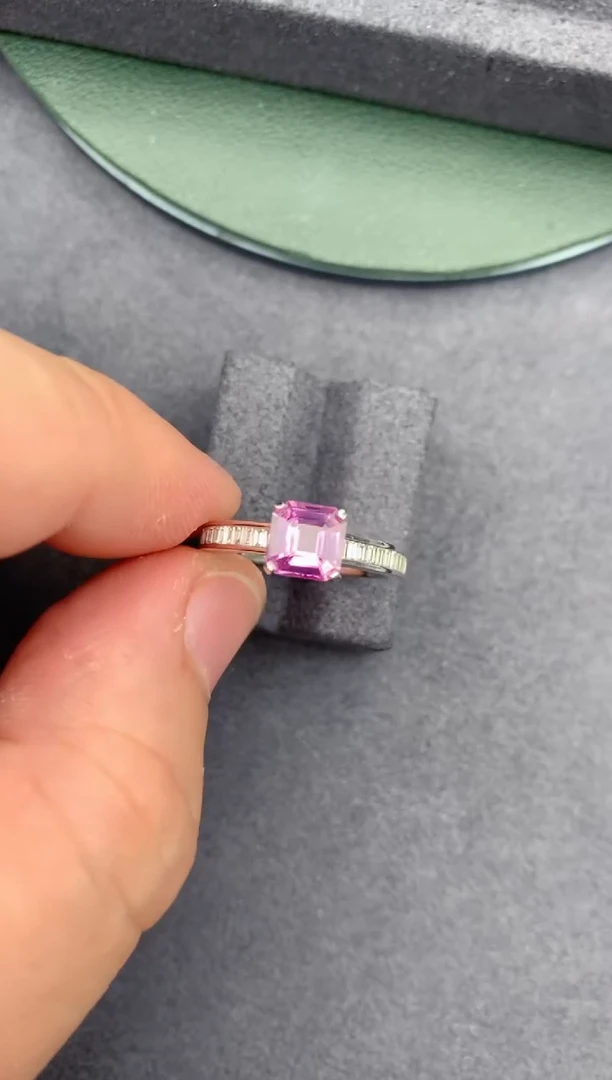 【闪购商品】彩色蓝宝石戒指18K金镶嵌1.4ct 紫蓝宝戒指