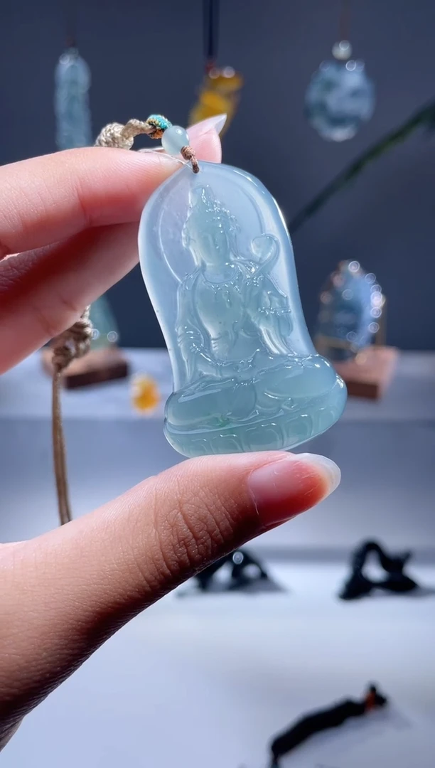 翡翠未镶嵌颈饰观音