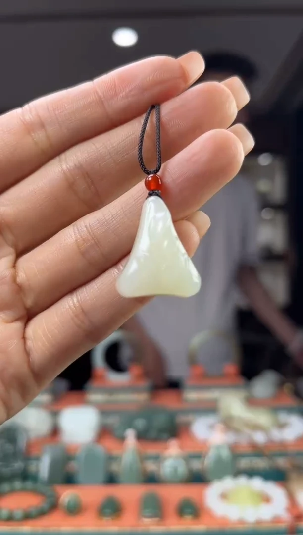 和田玉未镶嵌颈饰1