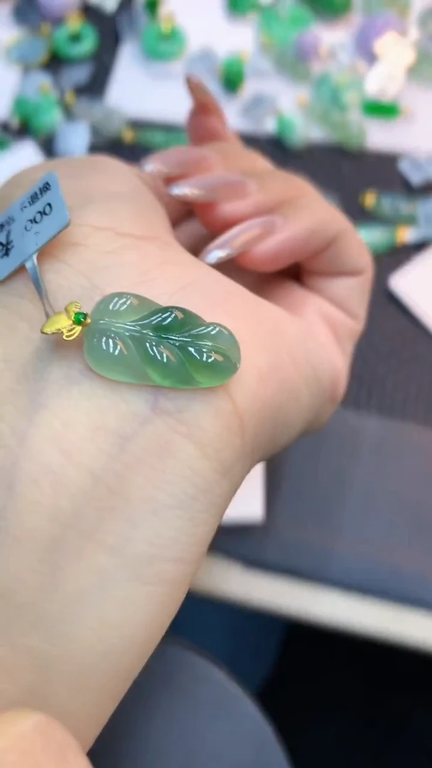 颈饰18K金镶嵌翡翠1