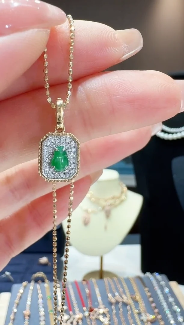 【闪购商品】钻石单吊坠18K金镶嵌翡翠葫芦分色方牌单吊坠不含链