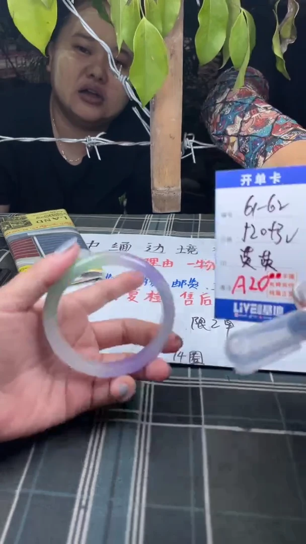 无非金属缅区原矿手镯手工艺现场