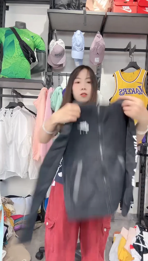 1370  编码 瑕疵款直播间过款为准 尺码 140