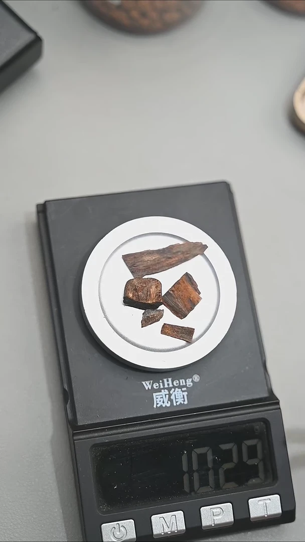 沉香手把件无***。1g白奇楠碎料