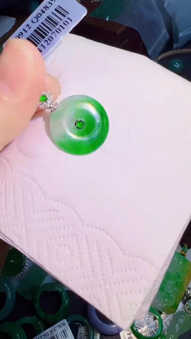 颈饰18K金镶嵌翡翠扣