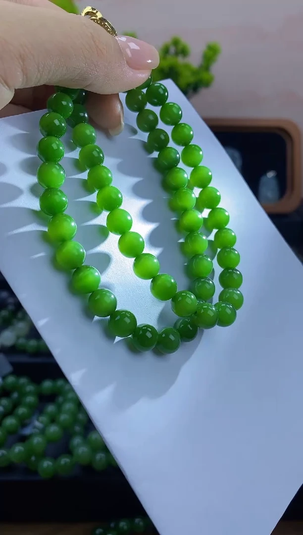 项链未镶嵌和田玉（碧玉）高阶冰底荧光辣阳绿猫眼项链56颗