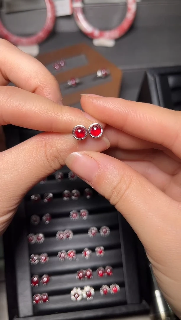 天然辰砂人****通朱砂镶嵌S925银单晶体女耳钉121706