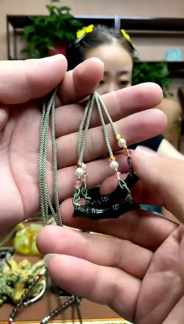 未镶嵌岫玉颈饰多样性发货发其中之一