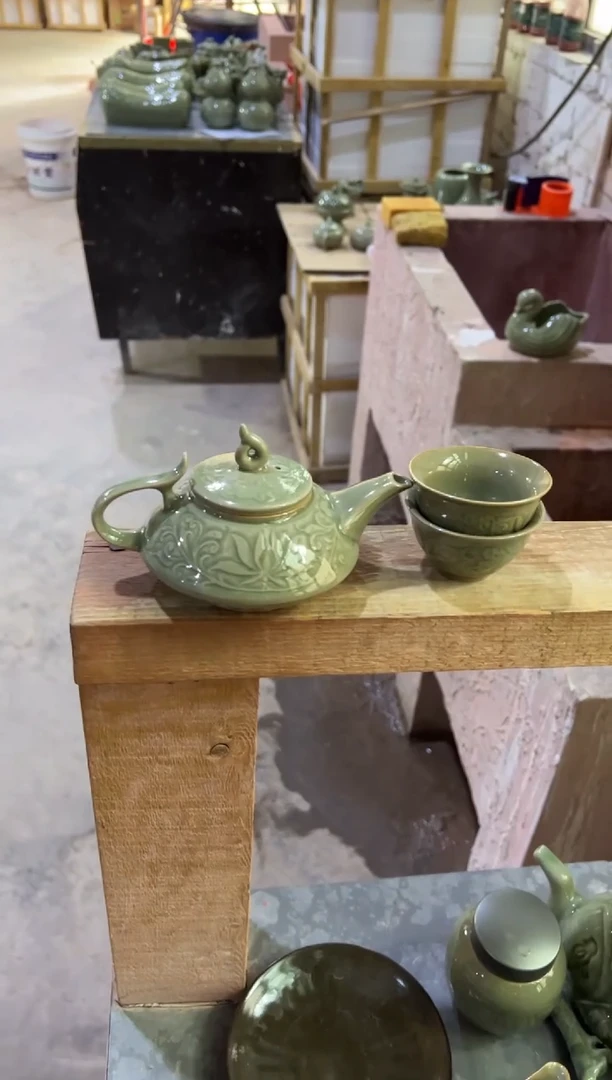 微瑕耀州窑青瓷莲纹虚遍壶+莲纹小杯2