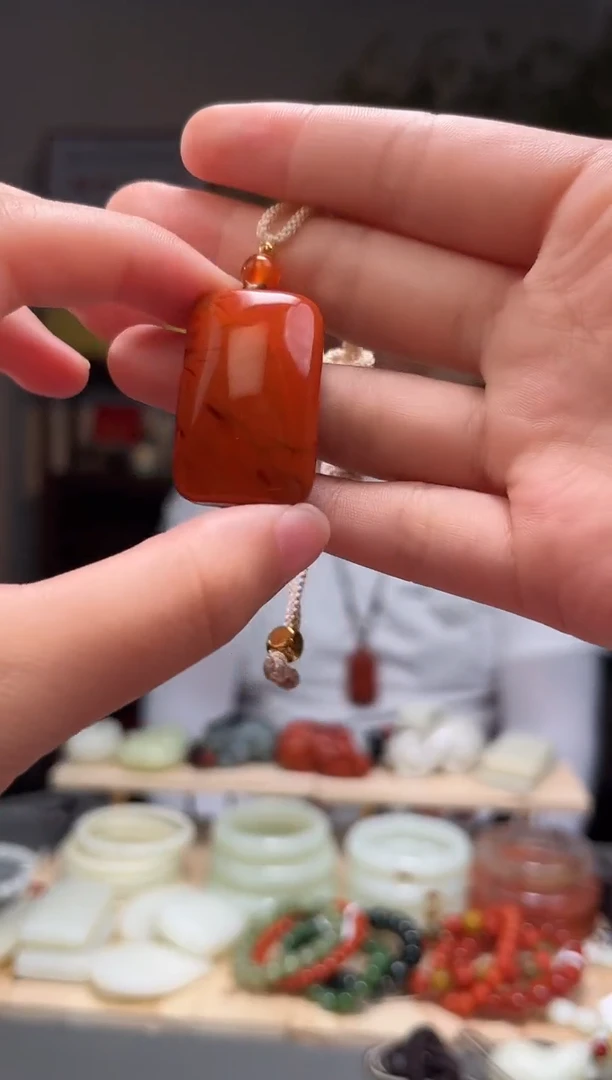 颈饰未镶嵌南红玛瑙吊坠