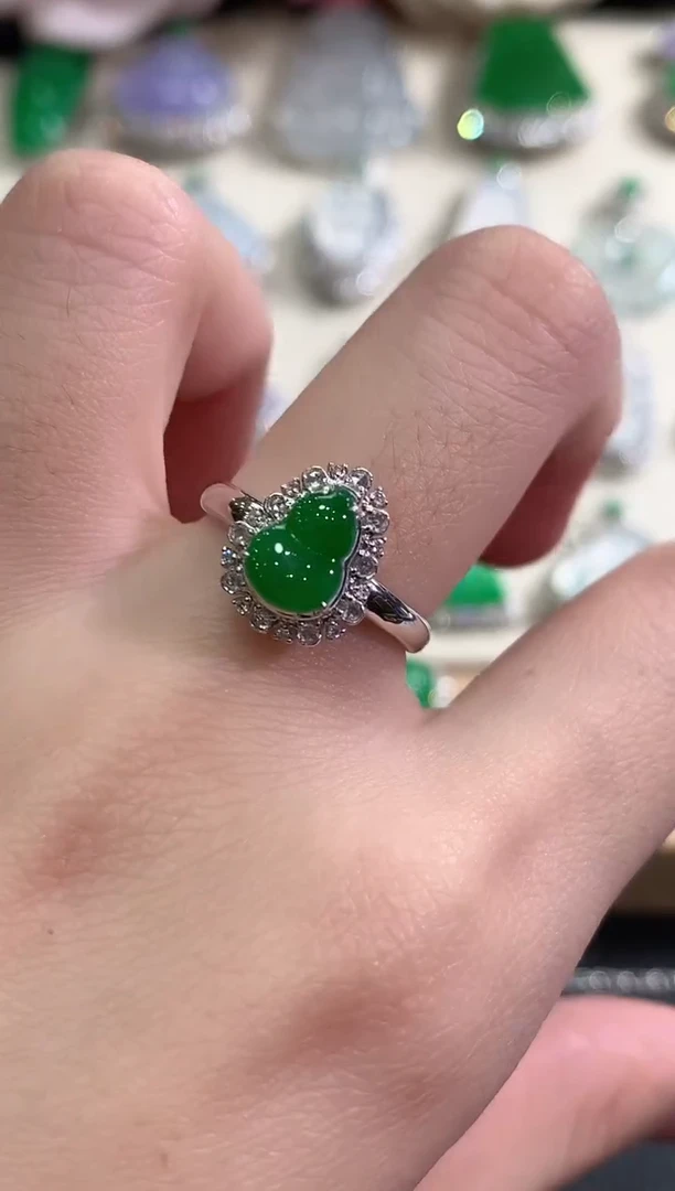 18K金镶嵌戒指翡翠冬日珠宝Q45