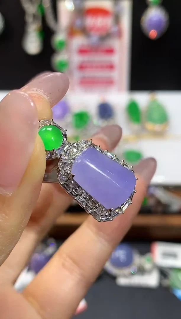 吊坠(不含链)18K金镶嵌翡翠多样性发其一