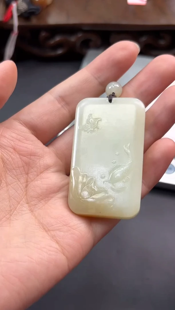 【闪购商品】和田玉吊坠(赠链)未镶嵌且末微色差迪克兰吊坠